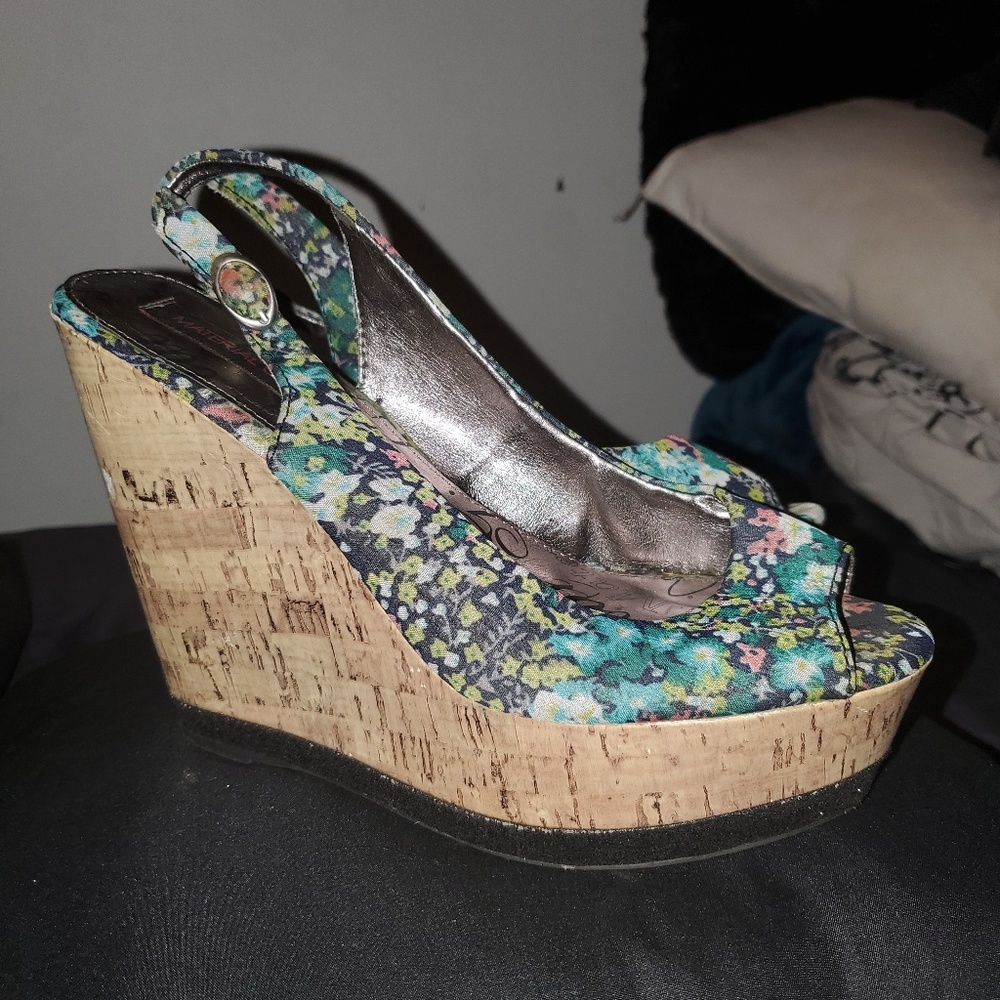 Cute blue floral wedges sz 8.5